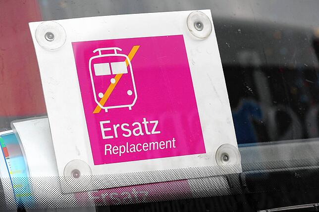 Ein Schild zeigt an, dass dieser Bus im Schienenersatzverkehr eingesetzt wird.