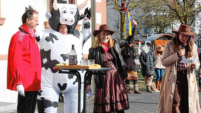 Ortsvorsteher Helmut Bertsche muss beim Narrenbaumstellen den Rathausschlüssel an das wilde Eckbühl-Trio um Marcel Erath, Christina ...