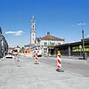 Aufgrund der Umgestaltung des Bahnhofplatzes, hier eine Aufnahme der Bauarbeiten von April 2025, finden Fahrgäste die Haltestelle ...