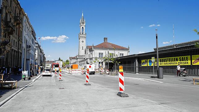 Aufgrund der Umgestaltung des Bahnhofplatzes, hier eine Aufnahme der Bauarbeiten von April 2025, finden Fahrgäste die Haltestelle ...
