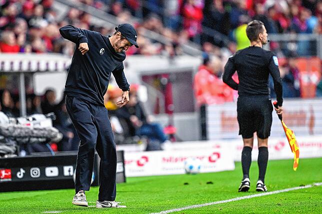 Freiburgs Trainer Julian Schuster reagiert unzufrieden.