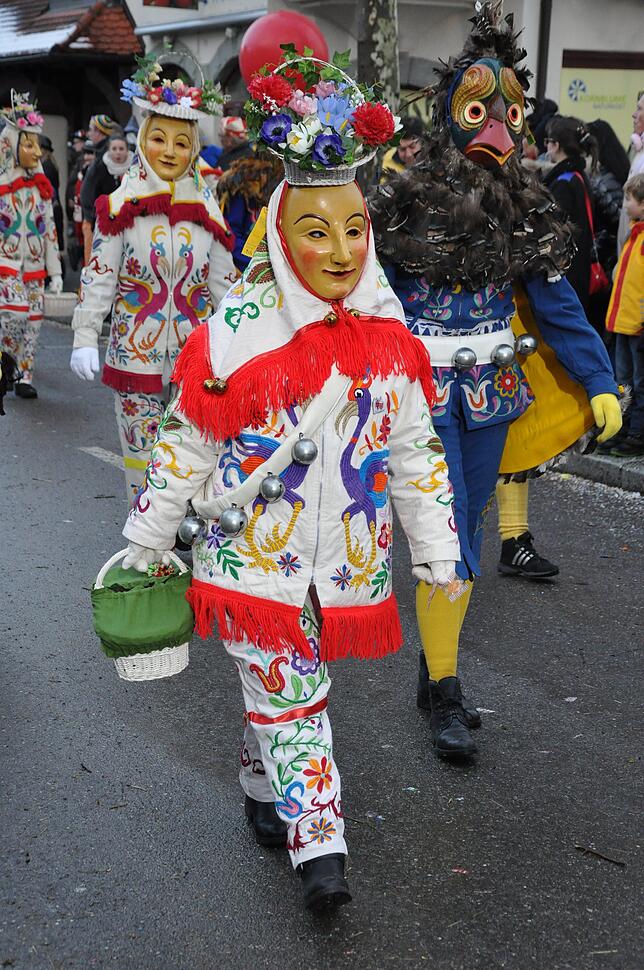 Der Blumennarr aus Baienfurt bringt den Frühling nach Bad Säckingen. Im Hintergrund ist der Vogelnarr zu sehen.