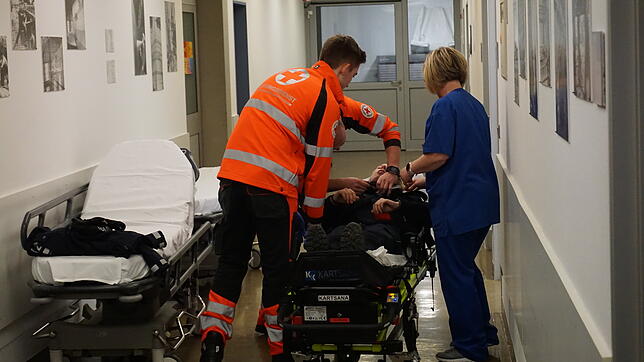 Alltag in der Notaufnahme am Klinikum Friedrichshafen: Patienten kommen mit dem Rettungsdienst und müssen versorgt werden.