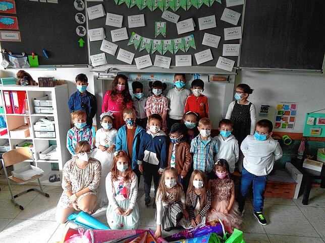 Die Schülerinnen und Schüler der Klasse 1a an der Beethovenschule mit Klassenlehrerin Verena Hansen.