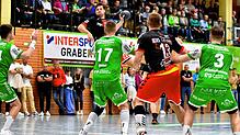 Die HSG Konstanz (am Ball Fynn Beckmann, vorne in der Mitte Sebastian Hutecek) behielt in einer spannenden Schlussphase in Oppenweiler ...