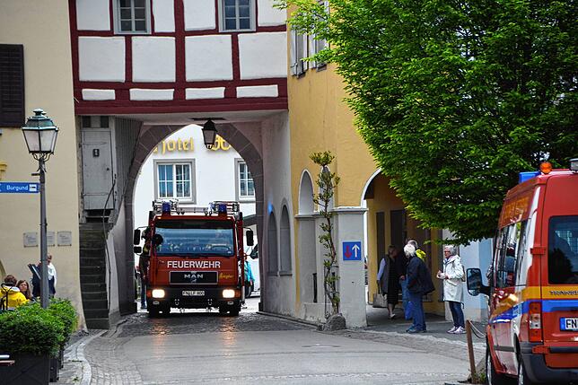 Die Einfahrt durch das Unterstadttor ist schmal, aber machbar für die Löschfahrzeuge der Feuerwehr. Das große Fahrzeug mit der ...