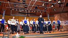 Dirigent Frank Pool freut sich mit den Musikerinnen und Musikern über den Applaus für den gelungenen Auftritt. Bilder: Stefan Pichler