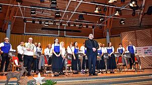 Dirigent Frank Pool freut sich mit den Musikerinnen und Musikern über den Applaus für den gelungenen Auftritt. Bilder: Stefan Pichler