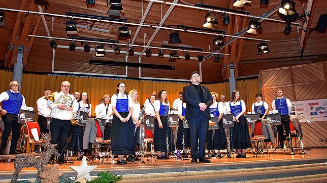 Dirigent Frank Pool freut sich mit den Musikerinnen und Musikern über den Applaus für den gelungenen Auftritt. Bilder: Stefan Pichler