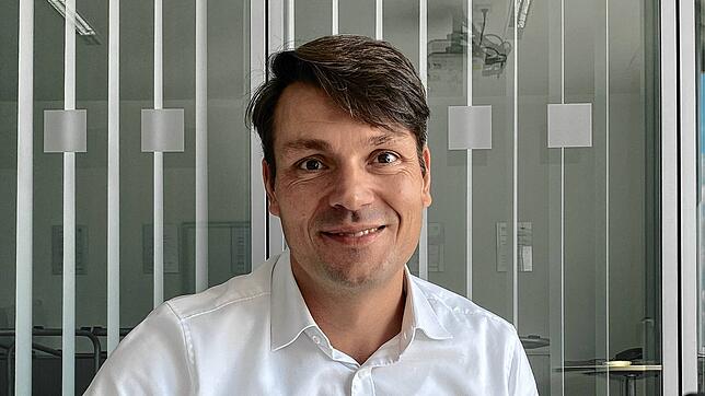 Alexander Basler, Professor für Fahrzeugmechatronik an der HTWG Konstanz, beschäftigt sich seit 15 Jahren mit dem Thema E-Mobilität, und ...