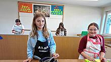 Siebtklässlerinnen der Realschule stehen in der Lehrküche, die auch von der Kasimir-Walchner-Schule genutzt wird. Beide Schulen freuen ...