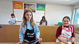 Siebtklässlerinnen der Realschule stehen in der Lehrküche, die auch von der Kasimir-Walchner-Schule genutzt wird. Beide Schulen freuen ...