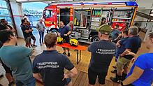 Die Mannschaft der Feuerwehr Lauchringen wird in den vergangenen Wochen unter anderem durch Feuerwehrkommandant Bernhard Loll (Mitte) ...
