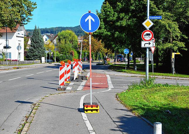 Der Eimündungsbereich der Eisenbahnstraße (rechts) wird verbreitet, damit genügend Raum zum Ein- und Ausbiegen für Lkw und Busse ...