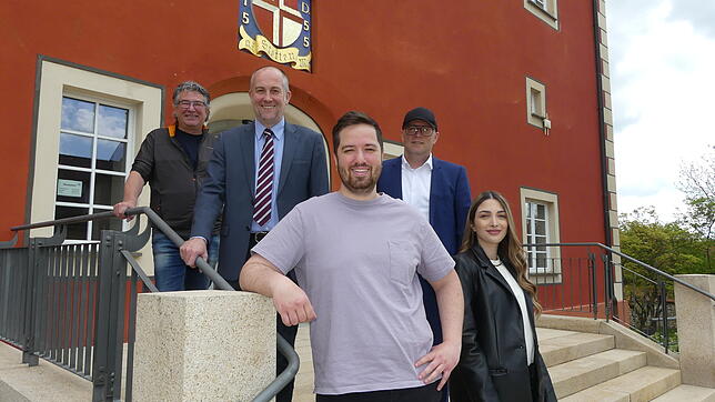 Hauptamtsleiter Peter Greveler (von links), Bürgermeister Maik Lehn, Student Jonas Schmied, Professor Uwe Sachse und Studentin Dilara ...
