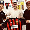 Wechsel: Tunahan Kocer (Mitte) stößt vom Bezirksligisten SV Herten zum FSV Rheinfelden in die Landesliga. Darüber freuen sich Dennis ...