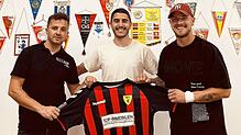 Wechsel: Tunahan Kocer (Mitte) stößt vom Bezirksligisten SV Herten zum FSV Rheinfelden in die Landesliga. Darüber freuen sich Dennis ...
