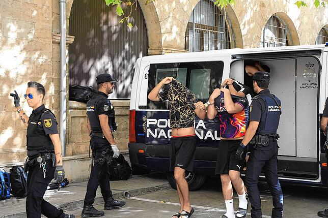 15.07.2023, Spanien, Palma de Mallorca: Polizisten führen die Verdächtigen zum Termin mit dem Haftrichter auf der Balearische Insel. ...