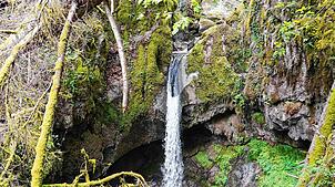 Von Indlekofen aus führt ein Weg hinunter zum Haselbach-Wasserfall.