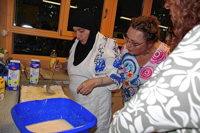 „Börek-Meisterin“ Safure Seyrek (links) zeigt die Zubereitung von Börek.