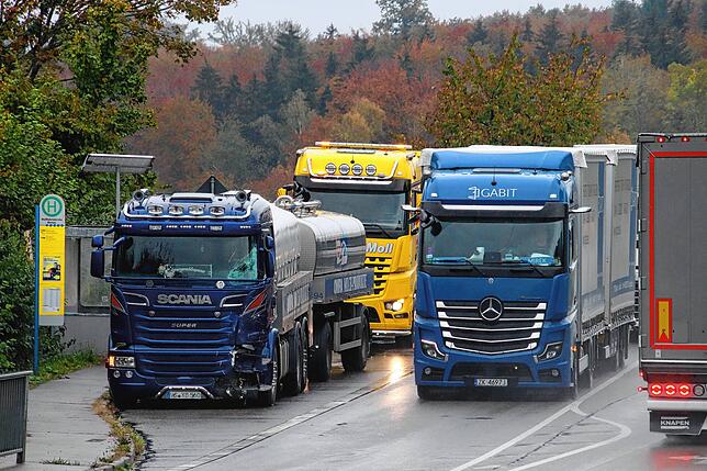 Bei einem Unfall auf der B31 ist ein Milchlaster bei der Birnau gegen ein Wohnmobil gestoßen. Dabei wurde die Zugmaschine des Lkw ...