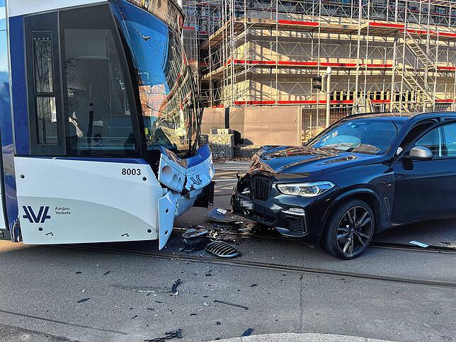 Ein Auto kracht in Spreitenbach im Kanton Aargau in eine Tram der Limmattalbahn.