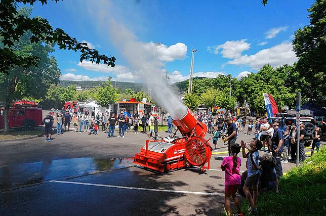 Bild 9: Tag der offenen Tür: die Feuerwehr präsentiert sich