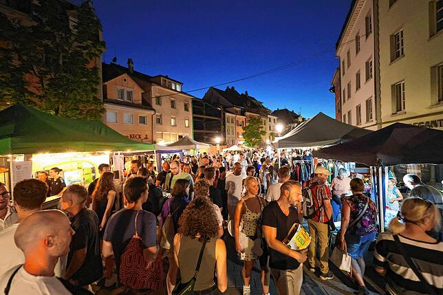 Bild 13: Bis tief in die Nacht stöbern die Trödel-Fans beim Konstanzer 24-Stunden-Flohmarkt