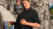 Schauspieler David Leubner bei seinem kleinen Theaterfestival im alten Engel in Urberg, hier verkleidet als recht beleibter Talentcoach ...