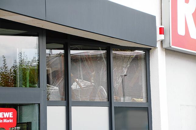 Durch die Fenster kann man die Trümmer erahnen.
