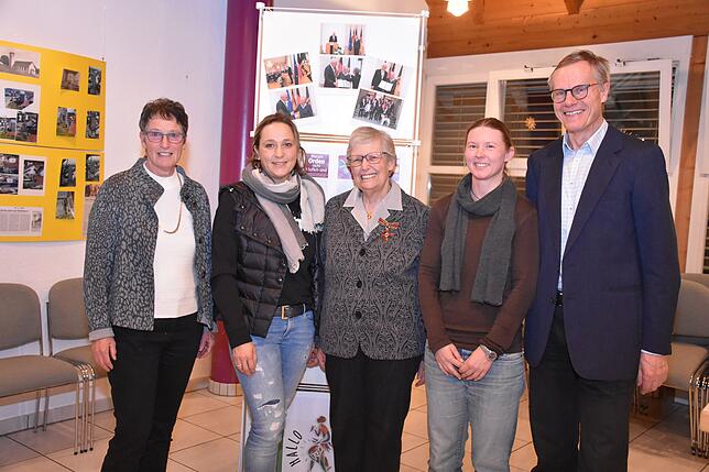 Zu der Feier anlässlich der Bundesverdienstkreuz-Verleihung an Nicole Thieke kamen (von links) Ruth Wenzel (koordinierte ...