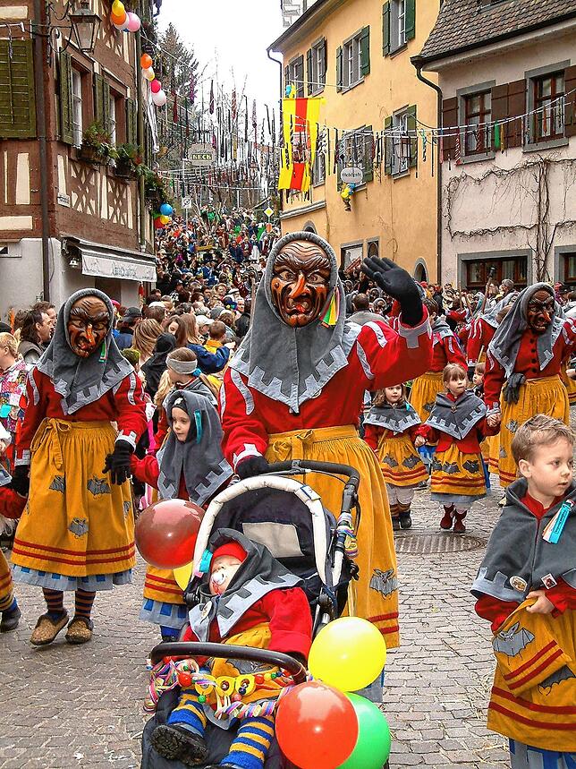 Die Burghexen der Schnabelgiere-Zunft Meersburg beim Narrentreffen 2016.