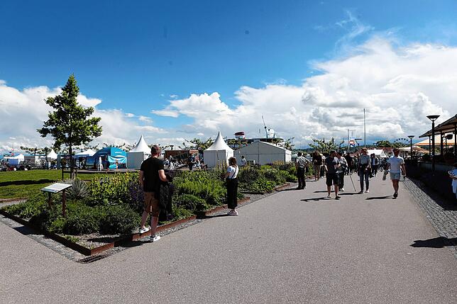 Bild 19: Internationale Bodenseewoche 2024: Entlang der Konstanzer Hafenmeile flanieren die Besucher