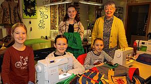 Nähen unter der Anleitung von Ursula Gehringer (hinten, rechts) macht viel Spaß. Emilia Würth (von links), Melek Bekc, Franziska ...