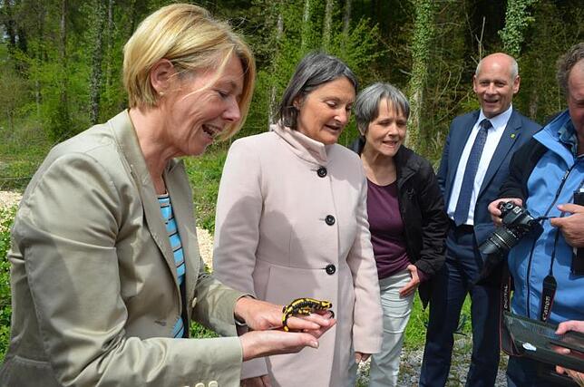 Keine Angst vor glitschigen Tieren hatte die Jestetter Bürgermeisterin Ira Sattler (links). Regierungspräsidentin Bärbel Schäfer, ...