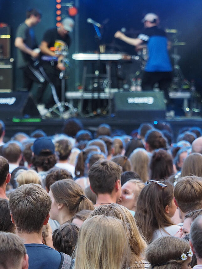 20:18 Uhr: Auf der Hauptbühne haben eben Leoniden als erste Band den Musik-Teil des Campus-Festivals eingeläutet. Zum Knutschen gut.