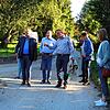 Der amtierende Oberbürgermeister Martin Staab (Zweiter von links) macht bei seiner Wahlkampftour Halt in Stahringen und hört den ...