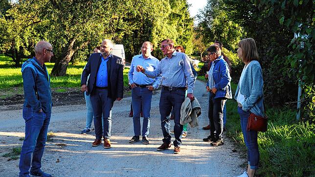 Der amtierende Oberbürgermeister Martin Staab (Zweiter von links) macht bei seiner Wahlkampftour Halt in Stahringen und hört den ...