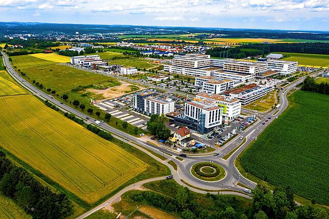Der Straßenabschnitt vom Kreisverkehr nach links oben (Schwenninger Straße) wird gesperrt. Nach rechts oben geht es zum Nordring, der ...