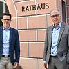 Die Bürgermeister Benjamin Mors (Steißlingen, links) und Johannes Moser (Engen) vor dem Engener Rathaus. Angesichts mehrerer Krisen und ...