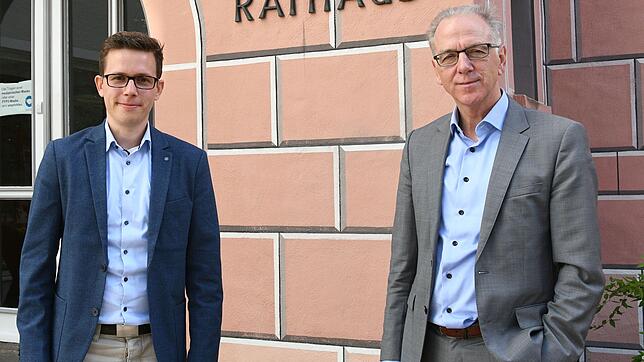 Die Bürgermeister Benjamin Mors (Steißlingen, links) und Johannes Moser (Engen) vor dem Engener Rathaus. Angesichts mehrerer Krisen und ...
