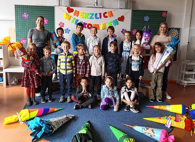 Jetzt geht‘s los – die Klassenlehrerinnen Agnes Brunner und Franziska Witt bringen ihren Erstklässlern Lesen, Rechnen und Schreiben bei.