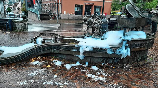 Der Schaum, der aus dem Brunnen quillt, lockt frühmorgens auch einige Schüler an, die sich auf ihrem Weg zur Schule gerne eine Handvoll ...