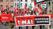 Rot ist die Farbe des Protests: Rund 300 Gewerkschafter aus Konstanz und der Schweiz feiern den 1. Mai gemeinsam. Er beginnt mit einer ...