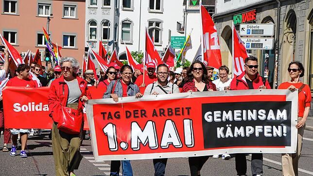 Rot ist die Farbe des Protests: Rund 300 Gewerkschafter aus Konstanz und der Schweiz feiern den 1. Mai gemeinsam. Er beginnt mit einer ...