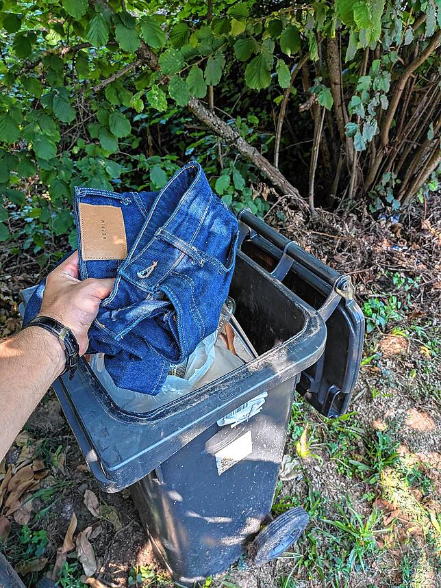 Darf die kaputte Jeans in der Restmülltonne entsorgt werden? Ja, denn im Altkleidercontainer hat sie nichts zu suchen.