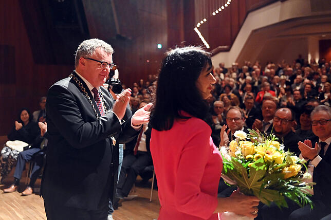 Applaus und Dank von OB Andreas Brand gibt es für die Festrednerin Muhterem Aras.