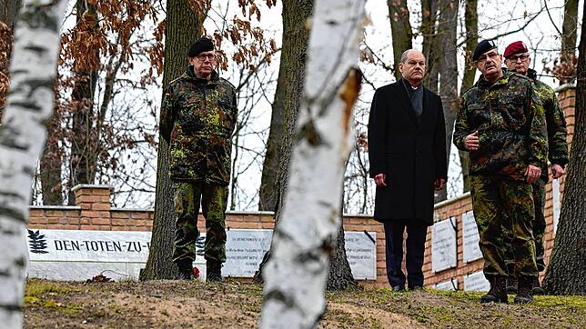 Bundeskanzler Olaf Scholz (von links) neben Generalmajor Hans Christian Beck und Generalinspekteur Eberhard Zorn in Schwielowsee bei ...