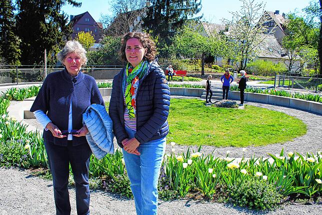 Margarete Gut und ihre Tochter Stephanie freuen sich, dass die Rosenobelgärten wieder geöffnet sind. Hier bei einem Rundgang im Frühjahr.