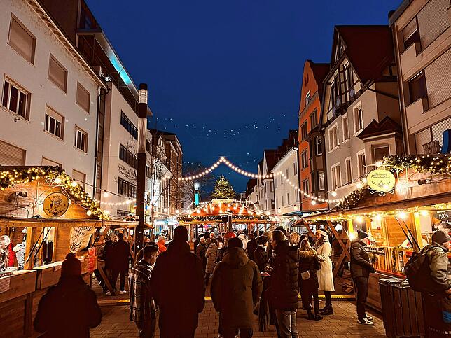 Statt Hüttenzauber heißt es in diesem Jahr in Singen Sternenzauber. Die Resonanz auf den kleinen Weihnachtsmarkt fällt laut Michael ...